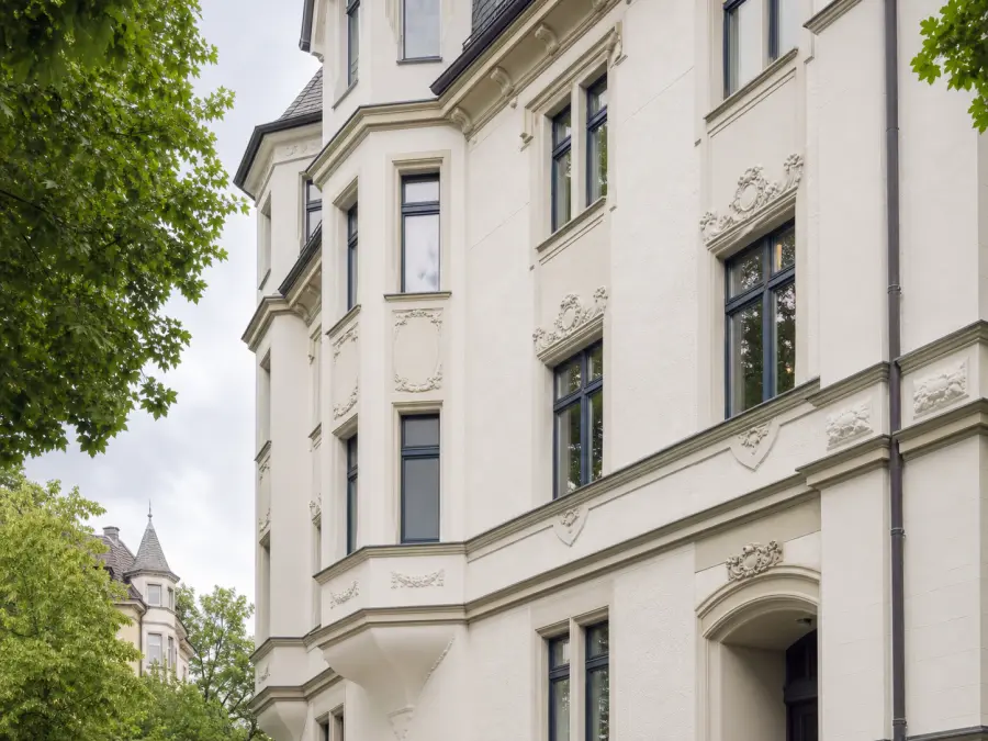 Sanierte Altbaufassade im Zürcher Seefeld