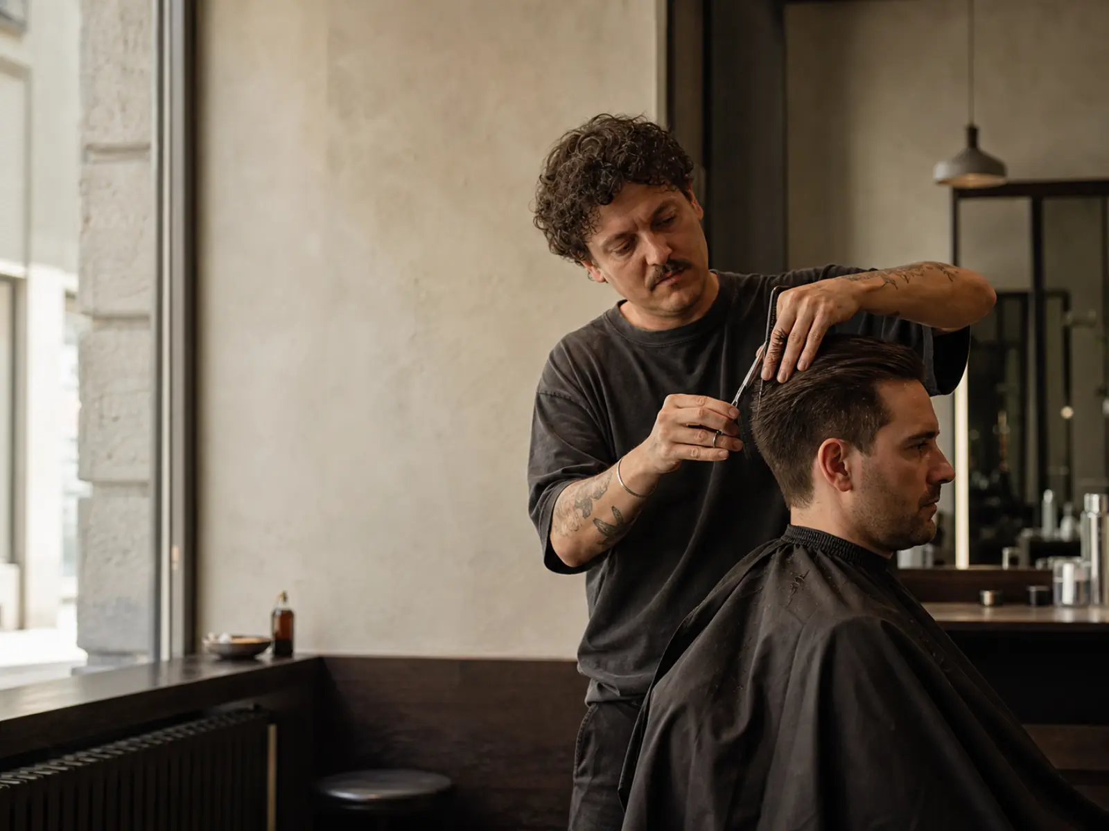 Präzise Arbeit mit der Haarschneidemaschine